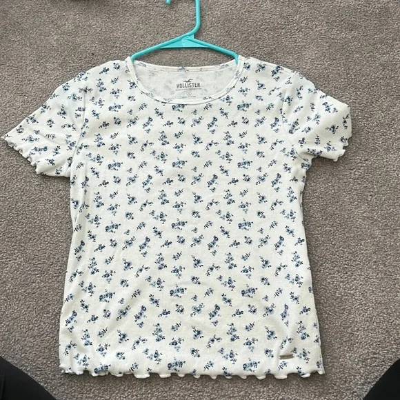 Hollister Lettuce Edge Cropped Tee